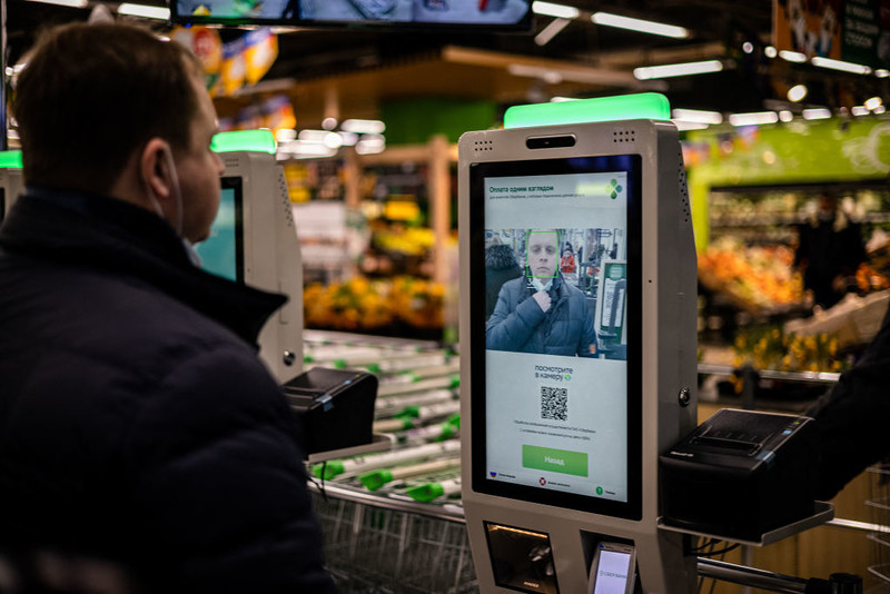 Zapłać za zakupy uśmiechem – testy nowej technologii rozpoznawania twarzy