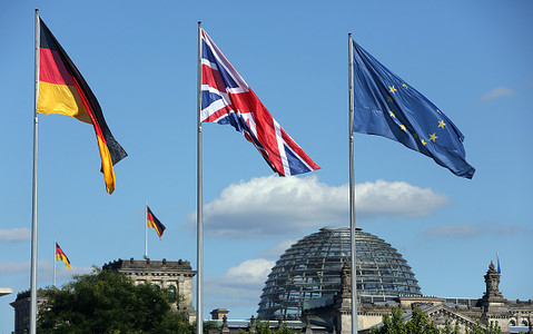 Szef komisji spraw zagranicznych Bundestagu za kompromisem z Wielką Brytanią