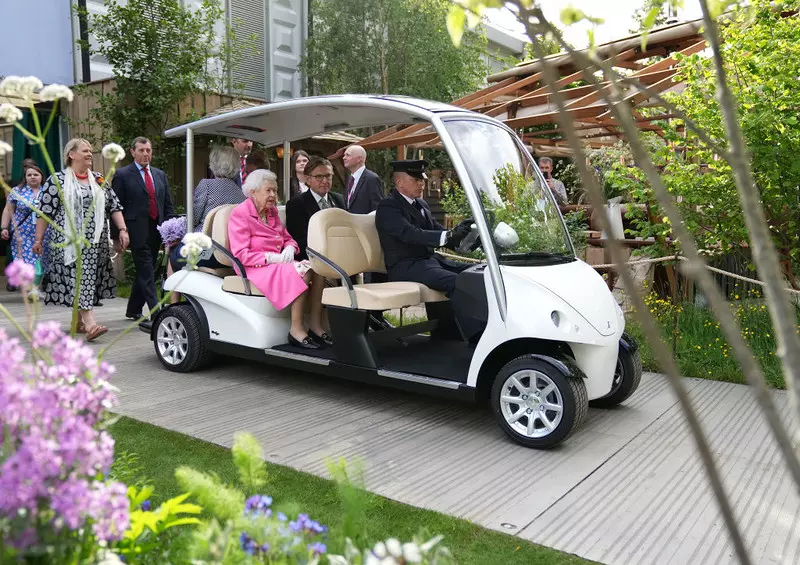 Królowa Elżbieta II poruszała się po wystawie Chelsea Flower Show na wózku golfowym