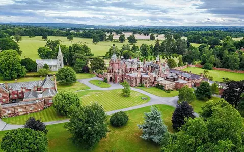 A hotel owner in England breeds glowworms to create an atmosphere like in "A Midsummer Night's Dream