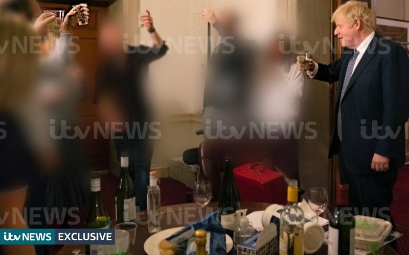 Telewizja ITV ujawnia zdjęcia Johnsona z kieliszkiem w czasie imprezy w lockdownie