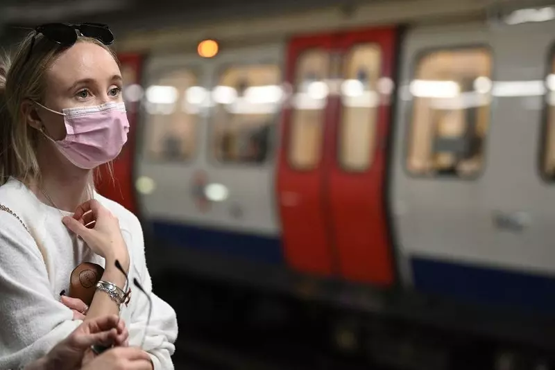 Prawie 4 000 pasażerów bez maseczek w Londynie zostało ukaranych mandatami