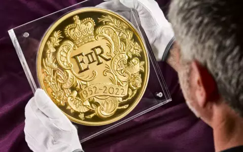 Royal Mint unveils its largest ever coin for Queen’s Platinum Jubilee