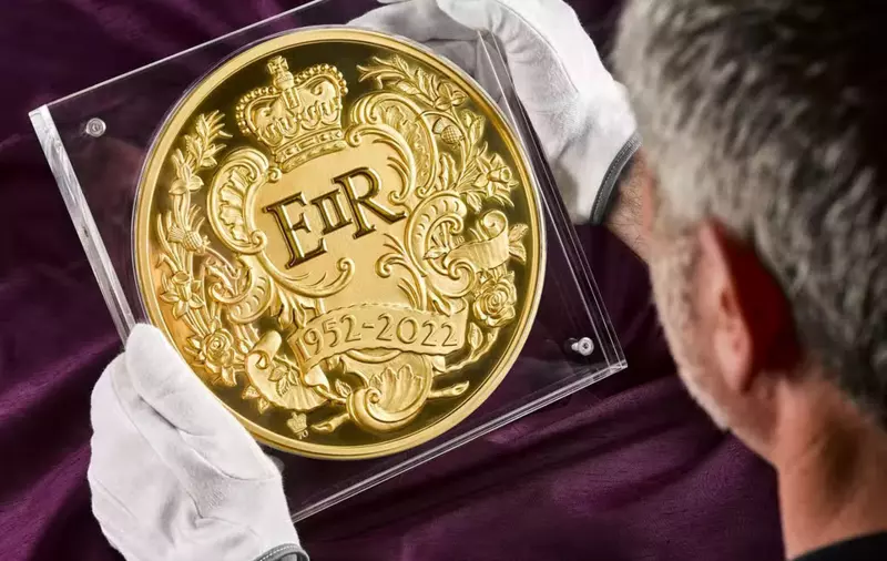 Royal Mint unveils its largest ever coin for Queen’s Platinum Jubilee