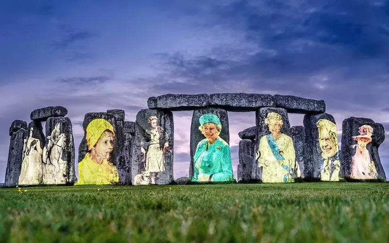 Z okazji jubileuszu Elżbiety II na Stonehenge wyświetlono jej portrety