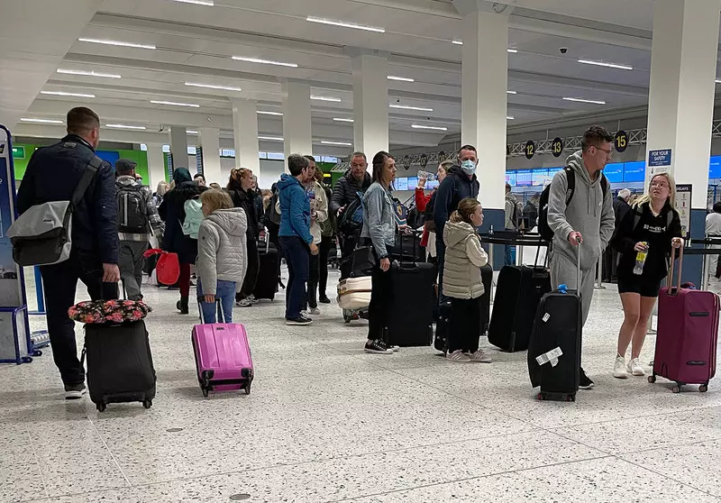 Kompletny chaos na lotniskach w UK. Kolejki do odprawy, odwołane w ostatniej chwili loty