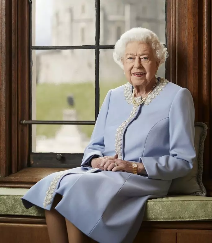 Elizabeth II's message and portrait on the eve of Platinum Jubilee celebrations