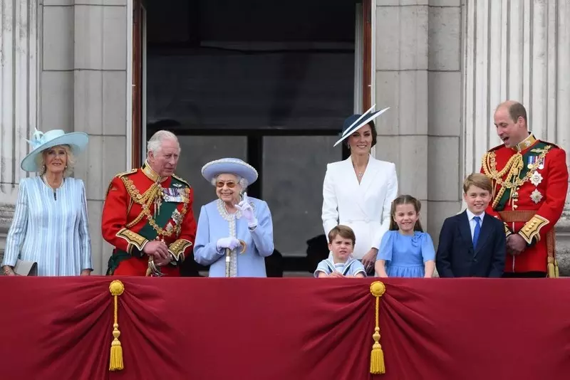 Królowa z balkonu pałacu Buckingham zainaugurowała Platynowy Jubileusz swego panowania