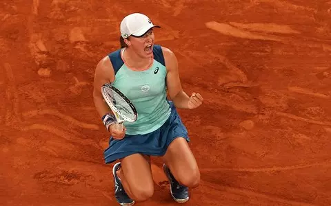 Iga Swiatek reigns at French Open again after swatting Coco Gauff aside