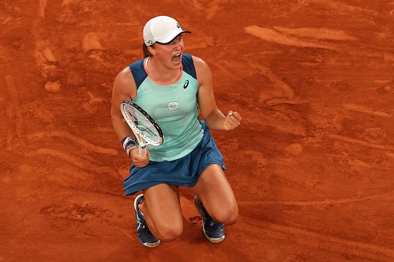 Iga Swiatek reigns at French Open again after swatting Coco Gauff aside