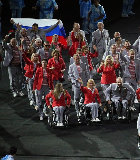 Białoruski sportowiec z rosyjską flagą na otwarciu igrzysk