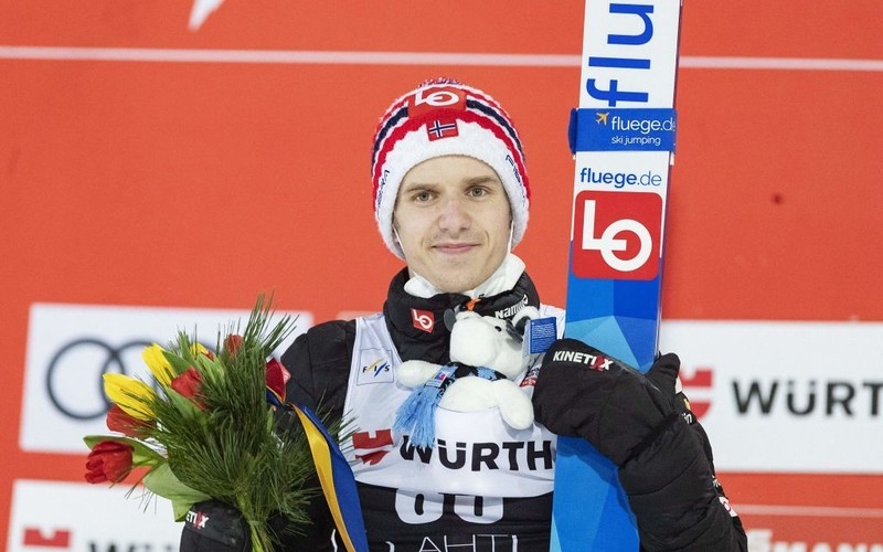 Słynny skoczek Granerud porządkowym na stadionie piłkarskim
