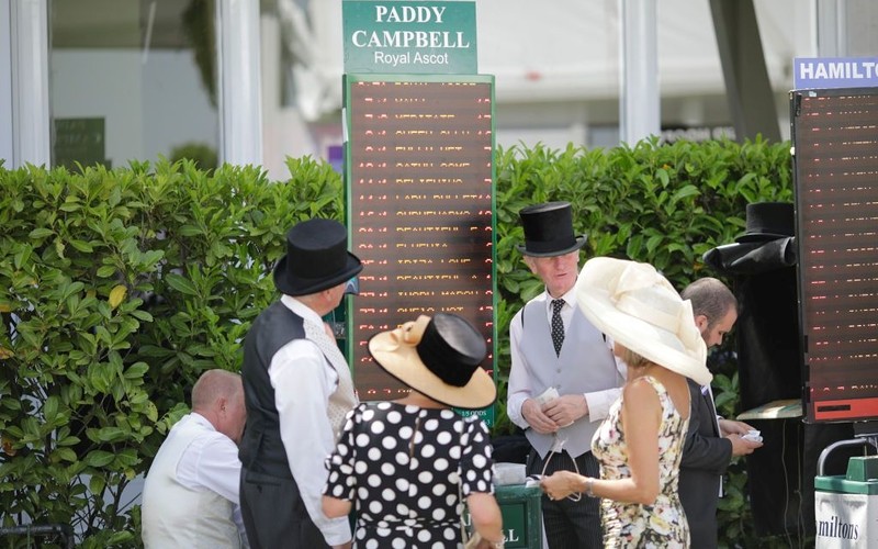 Z powodu upałów mężczyźni na wyścigach konnych w Ascot mogą zdjąć krawaty