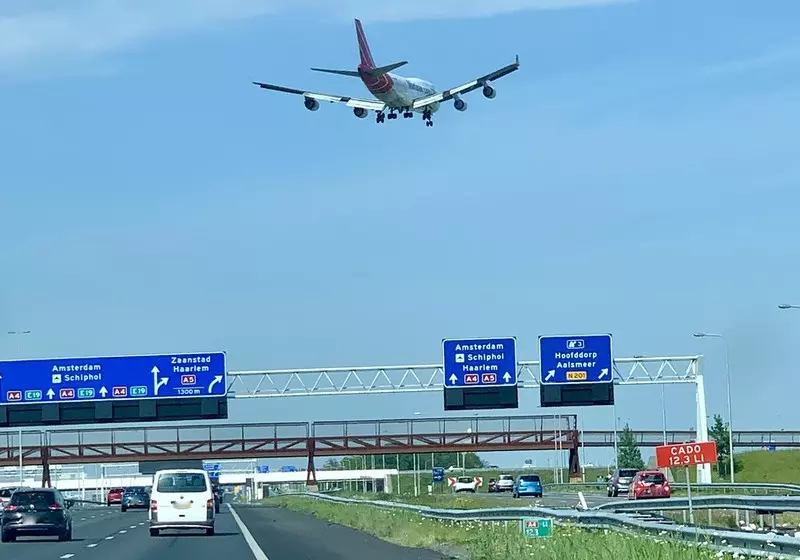 Holandia: Przez problemy kadrowe lotnisko Schiphol odwoła latem tysiące lotów