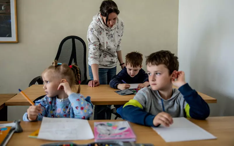 Raport: Blisko 75 proc. uczniów w Polsce chętnie usiądzie w ławce szkolnej z uchodźcą