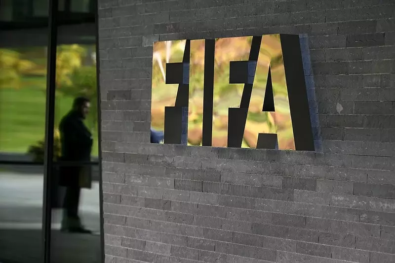 FIFA przedłużyła zawieszenie umów zagranicznych piłkarzy i trenerów w Rosji i Ukrainie