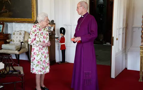 The Queen showed up without a cane for the first time in eight months