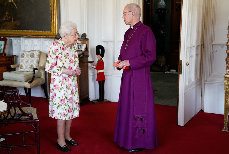 The Queen showed up without a cane for the first time in eight months
