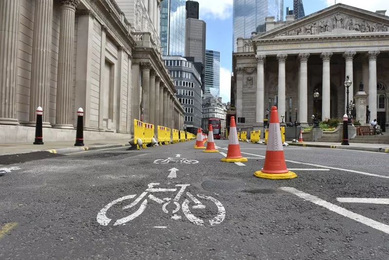 Nowy przepis na londyńskich drogach. Pojazdy silnikowe z zakazem korzystania z pasów dla rowerów
