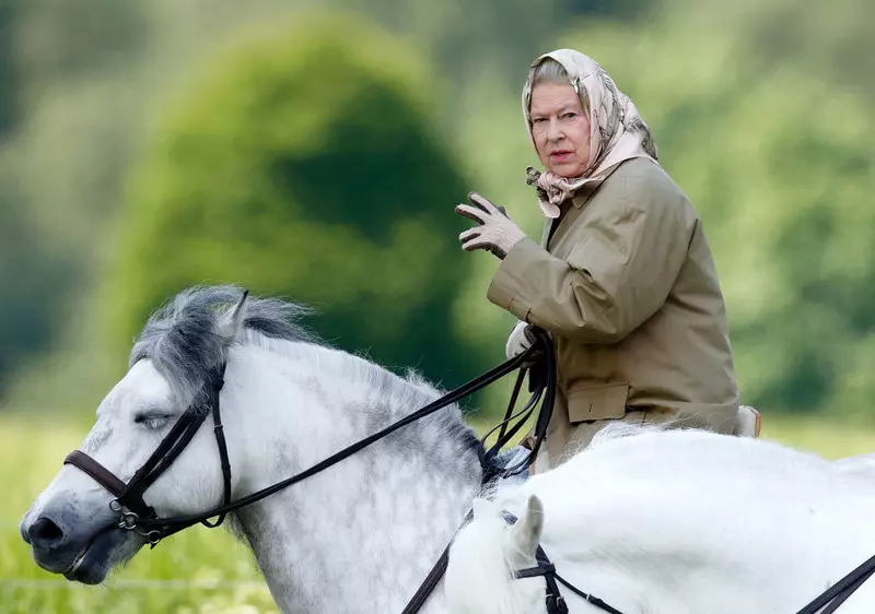 Królowa Elżbieta II powraca do jazdy konnej po dziewięciu miesiącach przerwy
