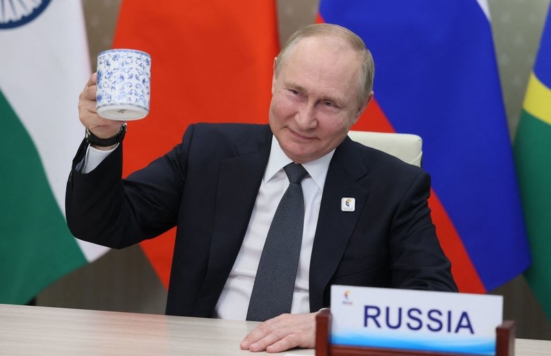 Russian political scientist on who is behind Putin's health slips