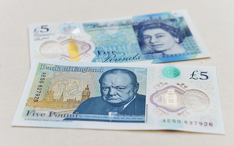 Od dziś do obiegu wchodzą plastikowe banknoty £5. Papierowe będą ważne jeszcze rok