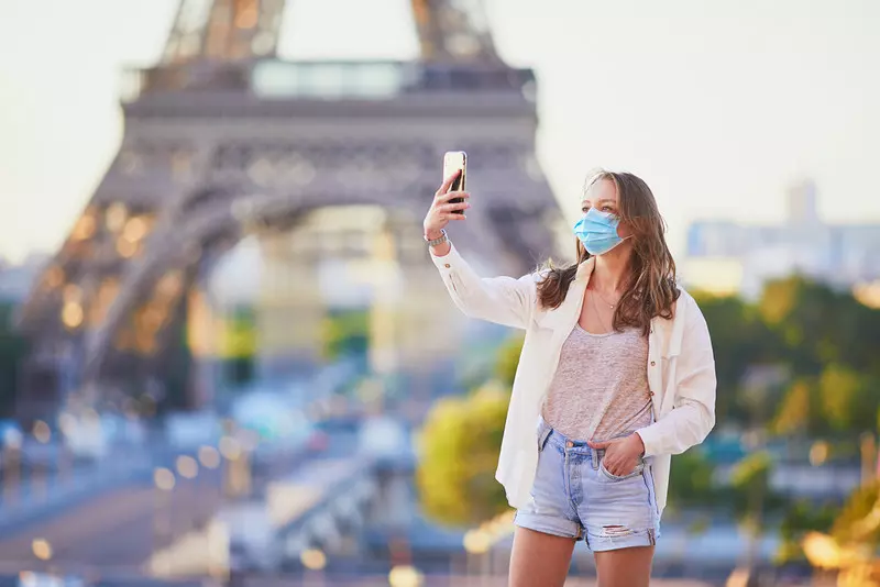 We Francji trwa 7. fala pandemi. Premier zaleca noszenie maseczek w zamkniętych przestrzeniach