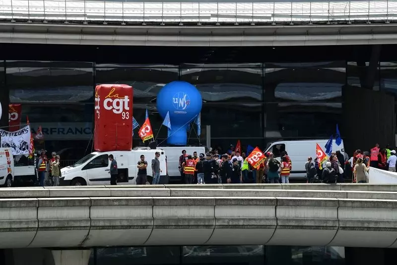 Francja: Dzisiaj kontynuacja strajków na lotnisku de Gaulle'a. Co piąty lot odwołany