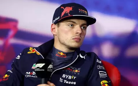 Hamilton 'definitely doesn't agree' with fans booing Verstappen