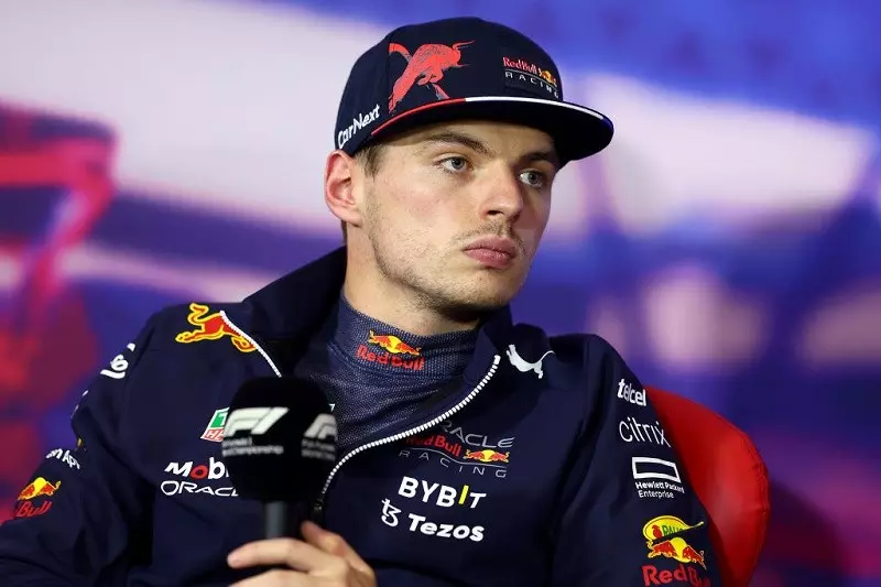 Hamilton 'definitely doesn't agree' with fans booing Verstappen