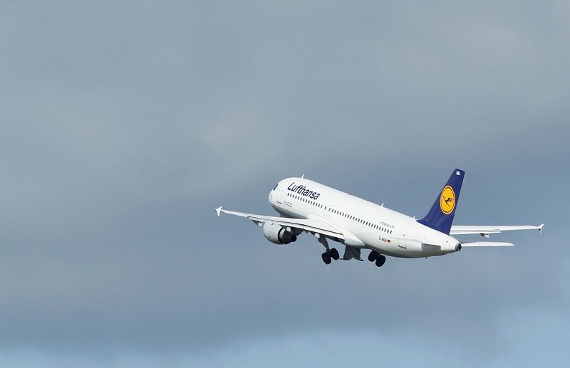 Mniej lotów i droższe bilety. Tak Lufthansa chce opanować lotniskowy chaos