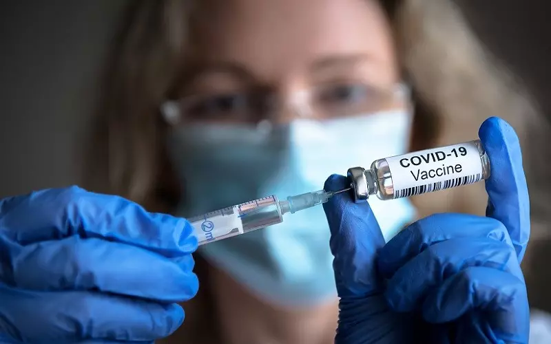 Lekarze w UK: Trzeba pilnie działać ws. szczepionek, aby powstrzymać jesienną falę Covid