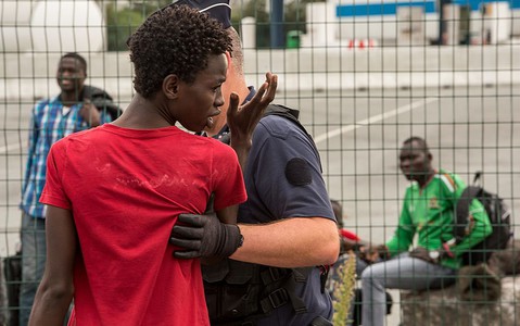 Szef MSW: "Z Calais do innych ośrodków trafi 9 tysięcy migrantów" 