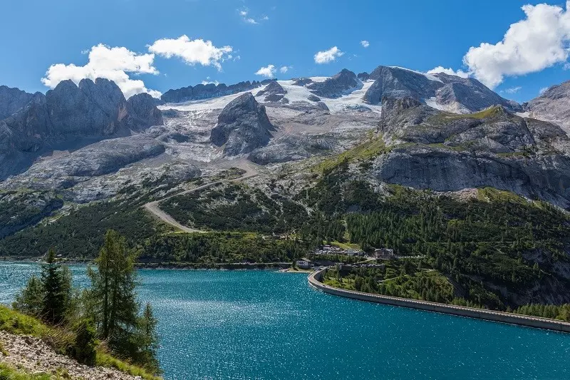 Włochy: W Dolomitach oderwał się fragment lodowca. Są zabici i ranni