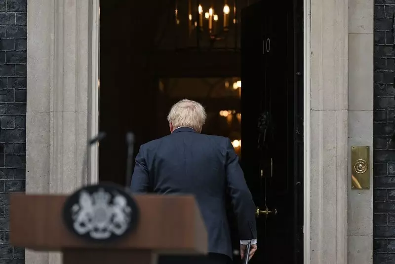 Boris Johnson resigns, but will remain until a successor is chosen