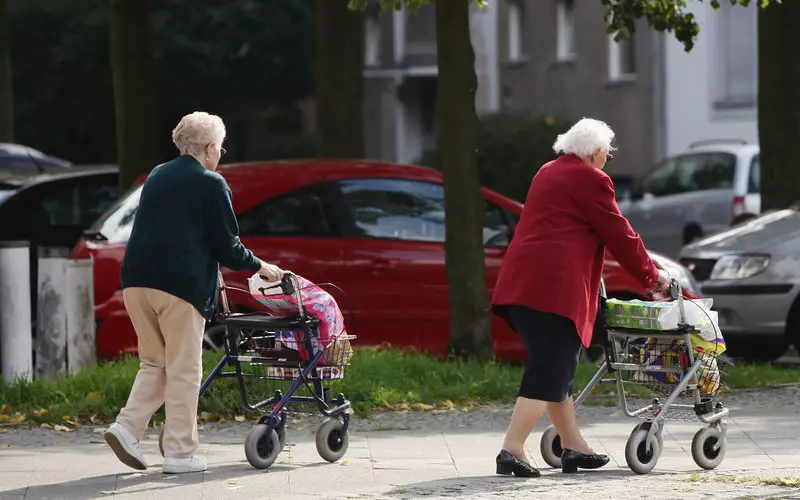 Niemcy: Więcej seniorów, późniejsze małżeństwa i 27 proc. obywateli o pochodzeniu migracyjnym