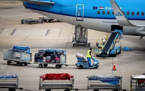 Icelandair is sending workers to the Amsterdam airport. They are to help unload luggage