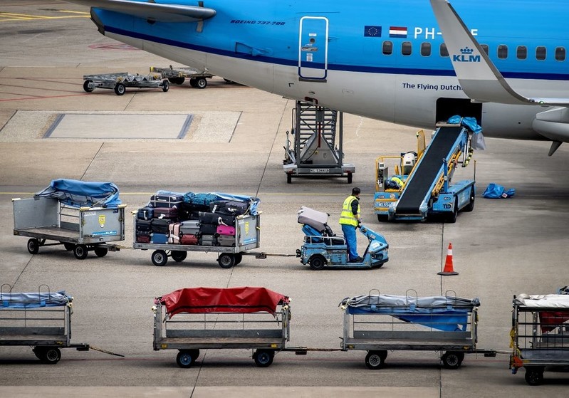 Icelandair is sending workers to the Amsterdam airport. They are to help unload luggage