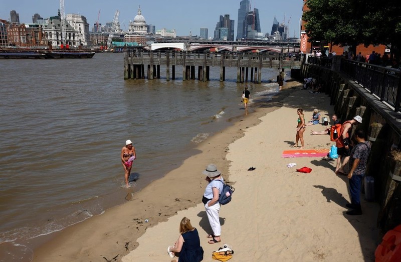 Heatwave: National emergency declared after first red extreme heat warning