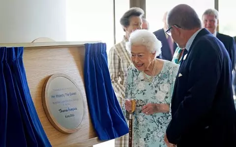 Queen makes surprise visit to open new Maidenhead hospice