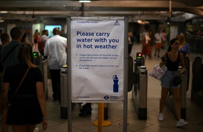 'Too hot to breathe’: Commuters suffer on the Tube in heat
