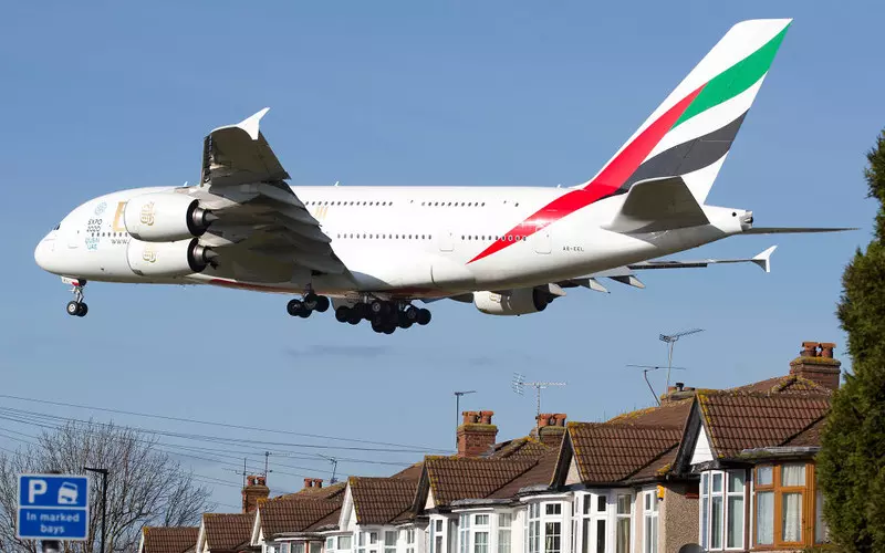 Kryzys na Heathrow: Linie Emirates zgodziły się sprzedawać mniej biletów