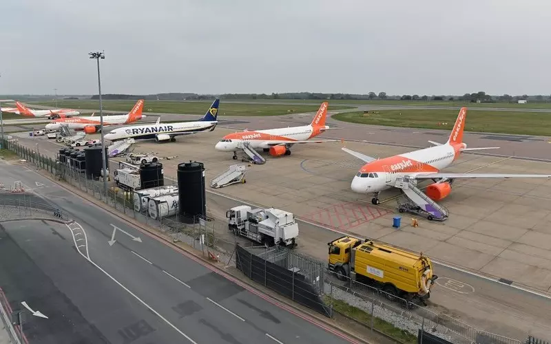 Londyn: Z lotniska w Luton wznowiono loty, ale nadal są duże opóźnienia