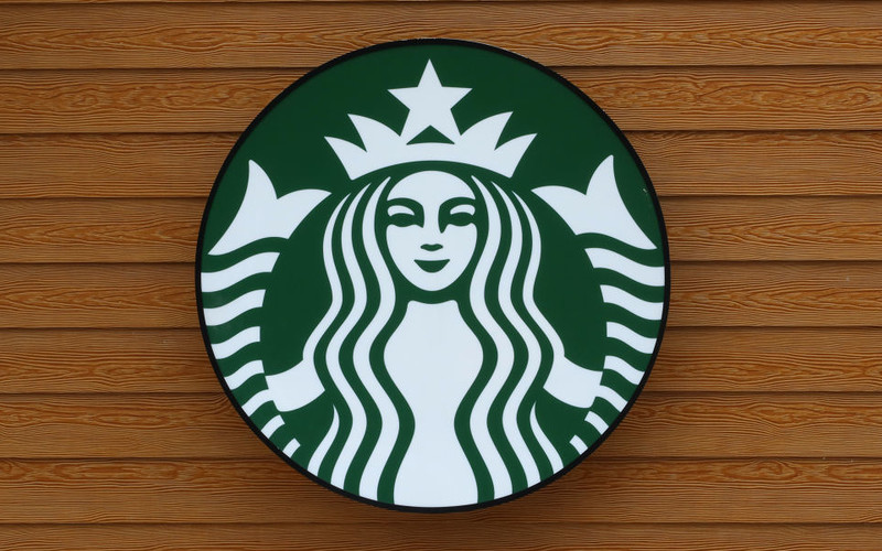 The president of the Starbucks chain announces the closure of many stores in the US
