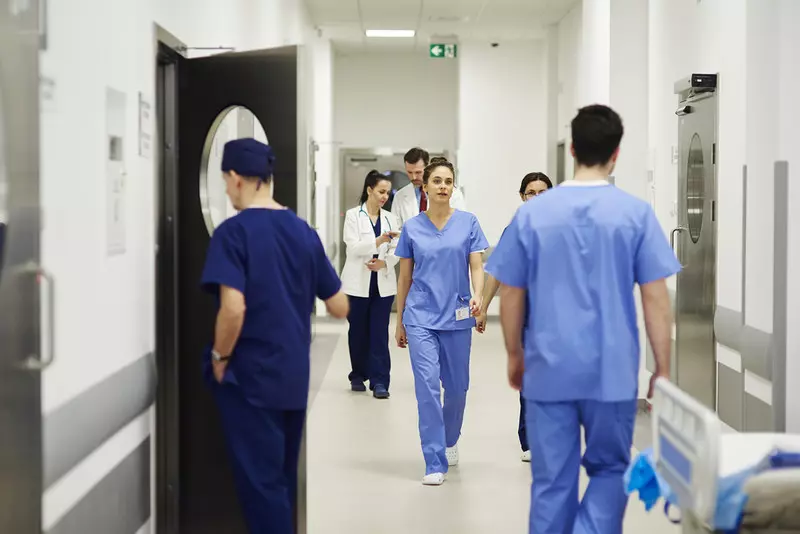 Prawie 40 000 pielęgniarek może zabraknąć w angielskim NHS do 2024 r.