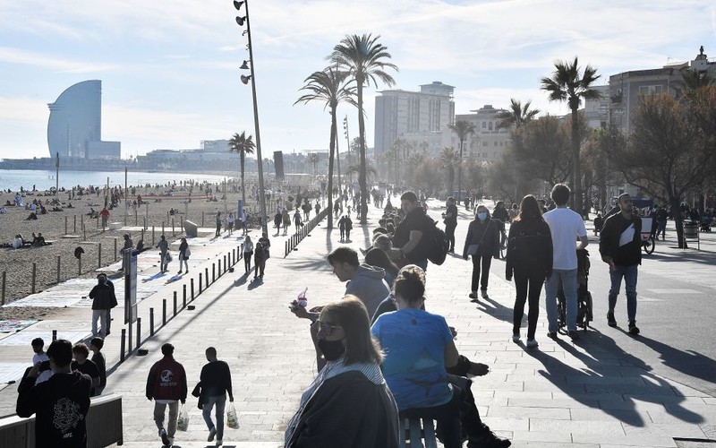 Spain: High youth unemployment, with 80 per cent of companies unable to find workers