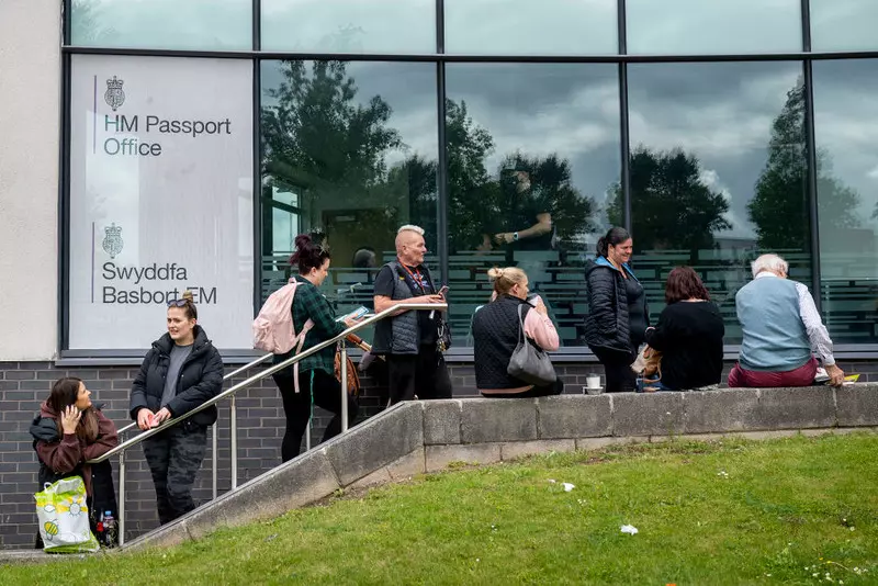 Ponad 500 tys. osób w UK czeka na wydanie nowych paszportów wraz z początkiem sezonu wakacyjnego