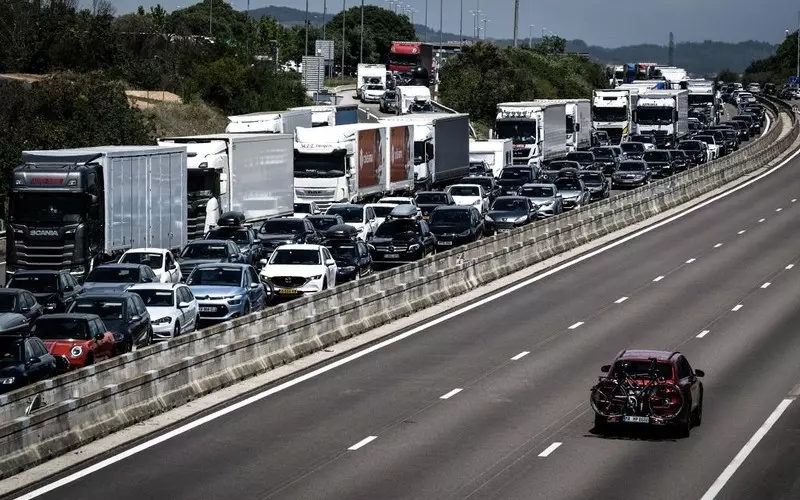 France Info: Prawie 900 km korków w całej Francji. "Piekło kierowców"