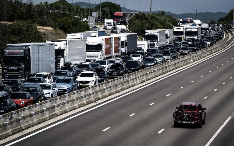 France Info: Almost 900 km of traffic jams all over France. "Drivers' Hell"