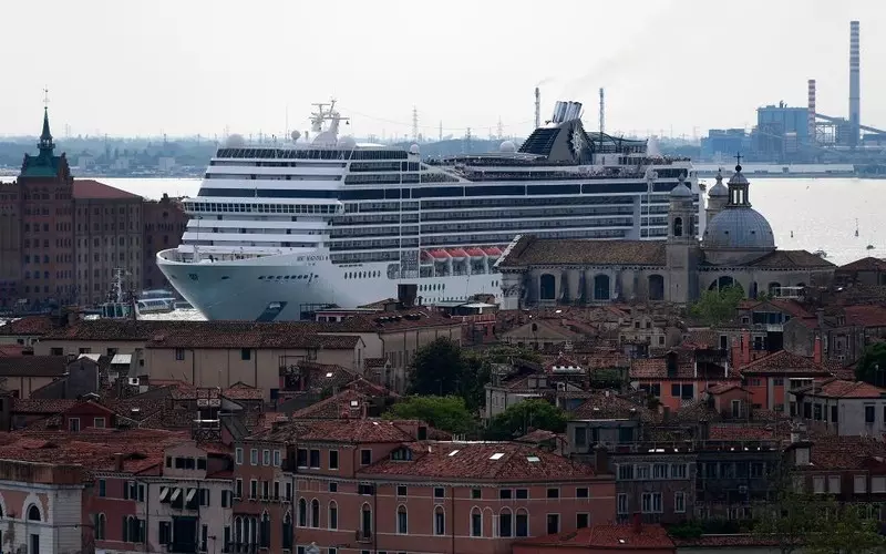 Nowość w Wenecji: Wycieczkowiec na redzie, turyści łodziami dotarli do miasta